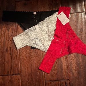 Size M set the of 3 Thongs